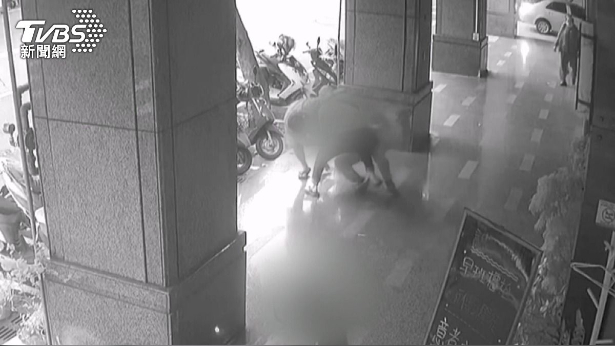 借錢慣犯遭網友起底　闖按摩店暴打「告密者」。(圖／TVBS)