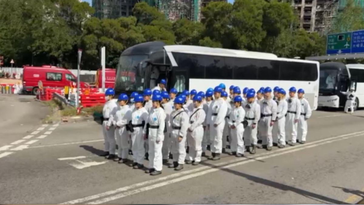 香港警察災難遇害辨認組持續返回宏福苑現場搜索。(圖/港警)