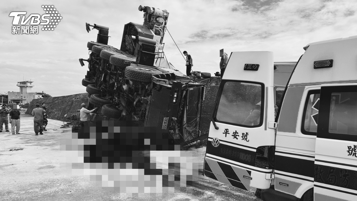 兩名工人受困吊車內,其中一人沒有呼吸心跳。(圖/TVBS)