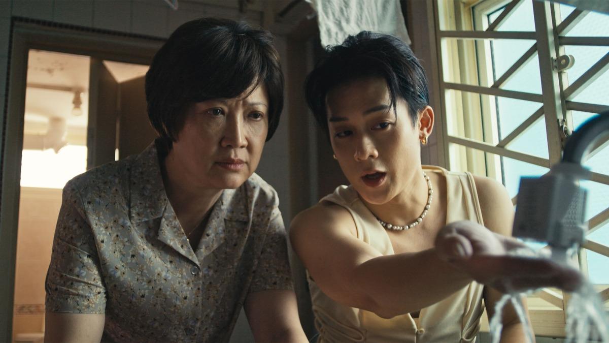 許瑞奇(右)與洪慧芳在《好孩子》片中飾演母子,兩人互動有笑有淚。(圖/甲上娛樂提供)