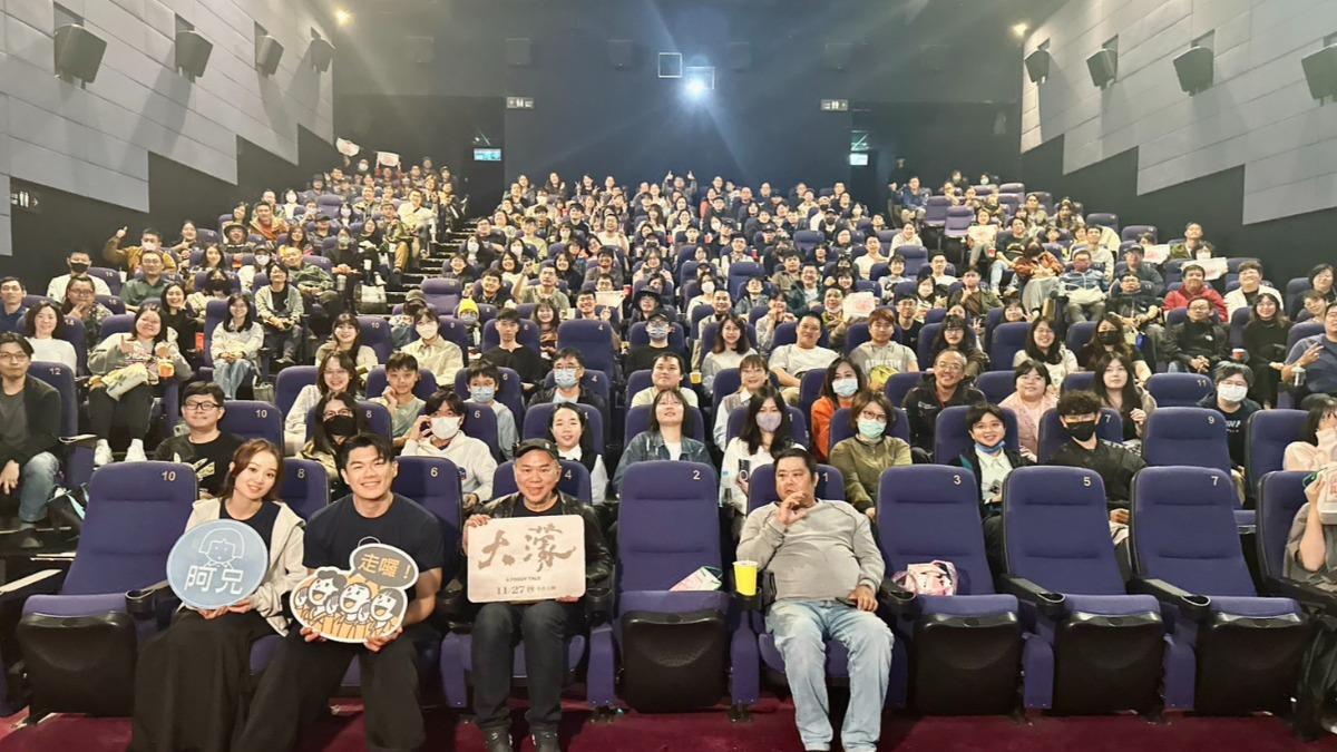 陳玉勳帶領主演柯煒林、方郁婷勤跑映後。(圖/華文創提供)