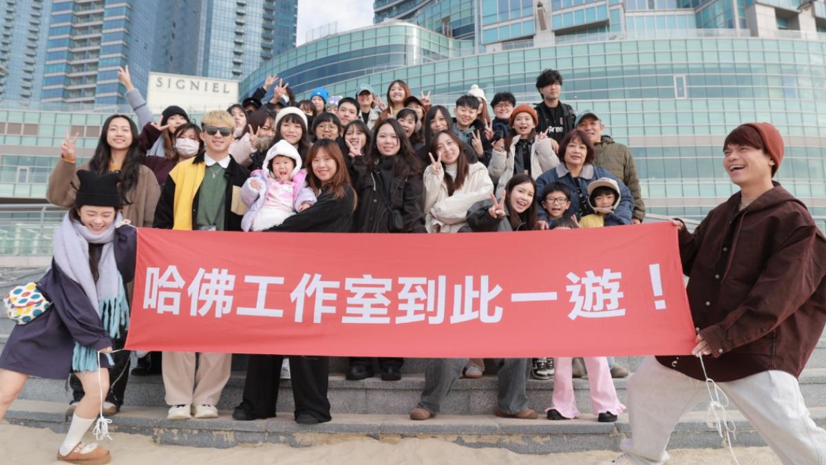 蔡阿嘎帶著老婆二伯以及全公司一家老小40人,前往南韓釜山展開五天四夜的旅行。(圖/翻攝自IG@yga0721)