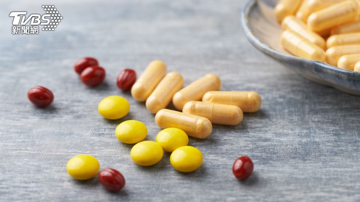 她吃保健品出現「喉嚨異物、黑便」症狀!醫曝:恐胃潰瘍