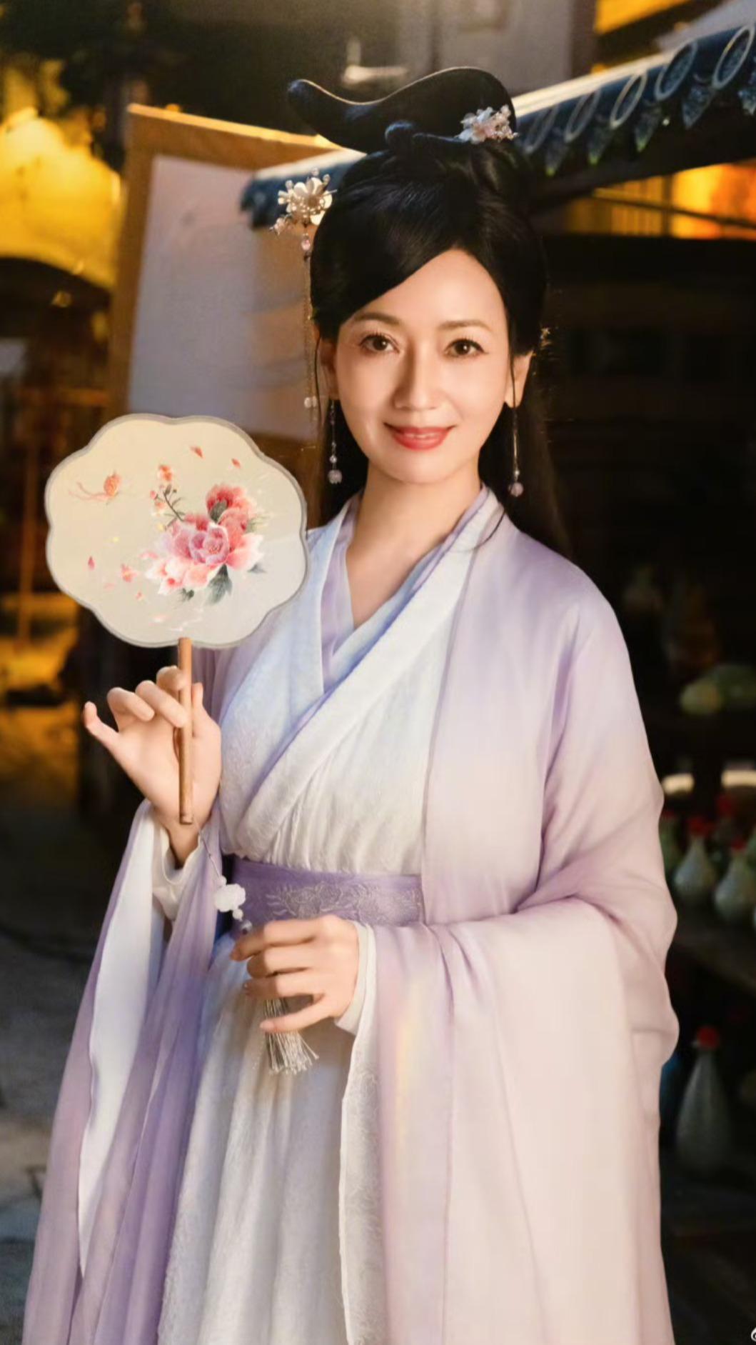 趙雅芝的古裝扮相溫柔婉約。(圖/翻攝自趙雅芝微博)