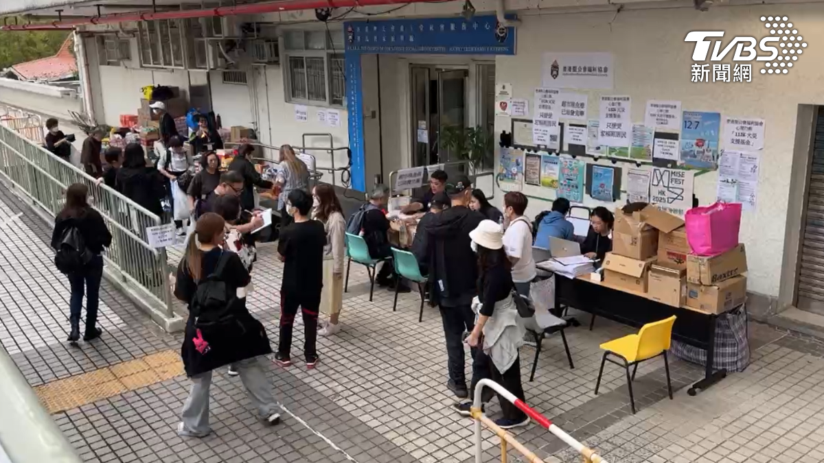 香港宏福苑五級大火受災戶,在物資站排隊登記領物資。(圖/TVBS)