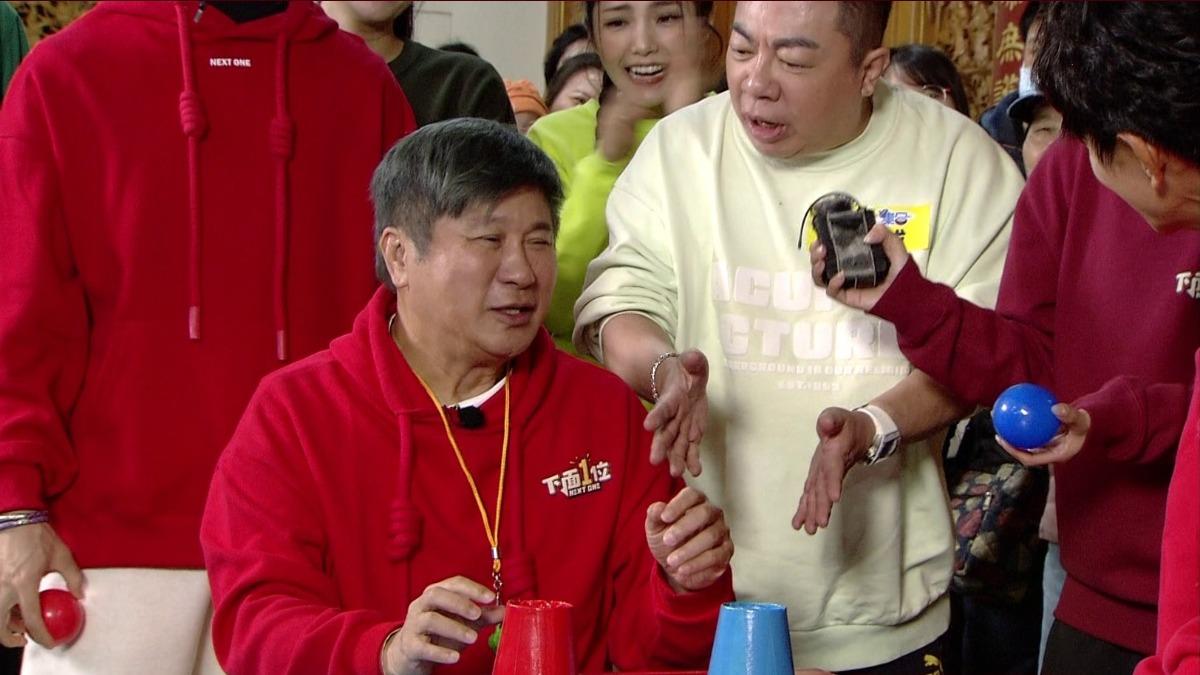 胡瓜和董至成示範玩遊戲。(圖/民視提供)
