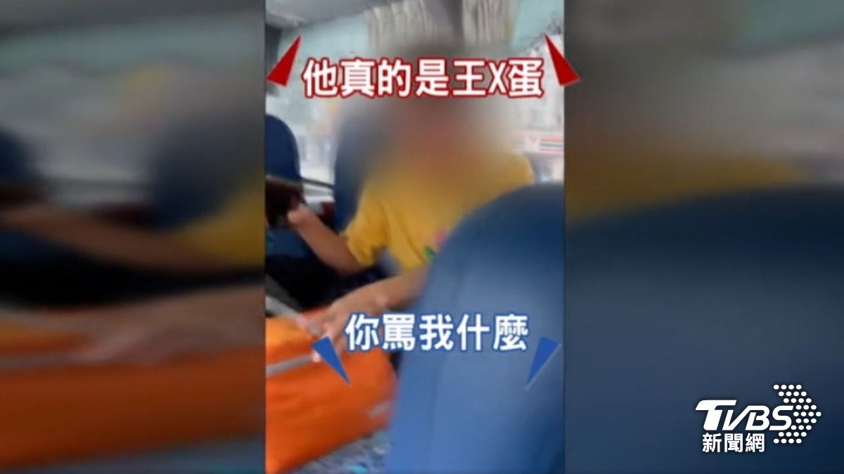 黃色上衣男子與其他乘客爆發口角,竟爆出不雅字眼,檢方判不起訴。(圖/TVBS)