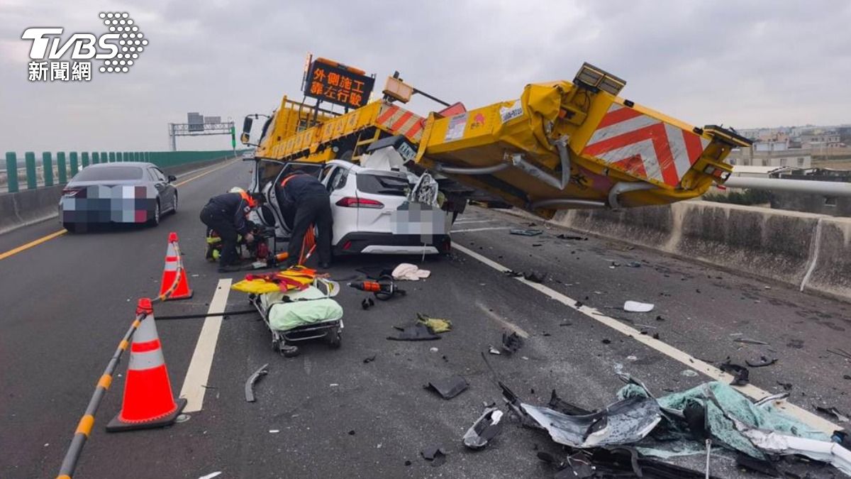 台61驚悚車禍!22歲男猛撞工程車 插入車底重傷無心跳