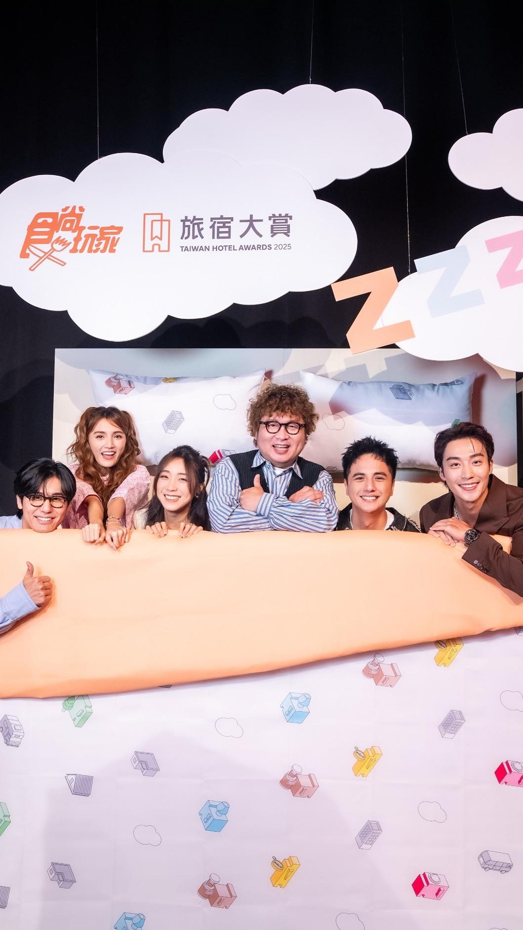 《食尚玩家》主持群風田(左起)、朵拉、梁舒涵、納豆、曾子余、卞慶華難得同框。(圖/TVBS)