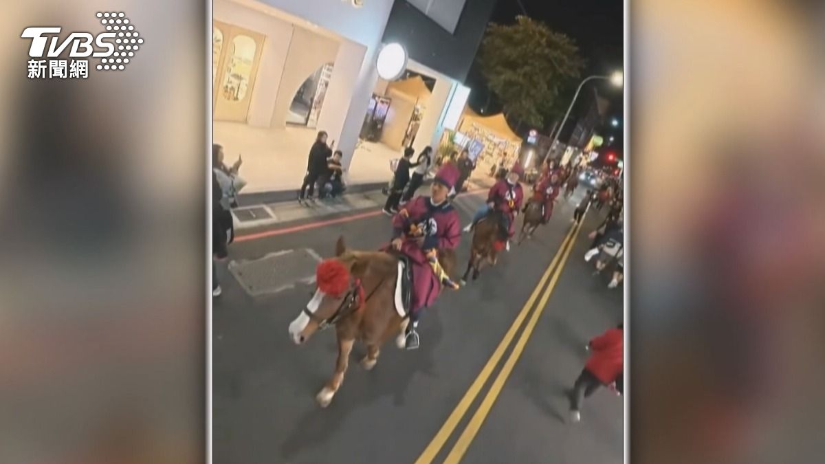 古代捕快穿越一中!「10匹馬隊」整齊踏街,煙火炸街惹議 。(圖/畫面提供 老司放課後 KT GoGo)
