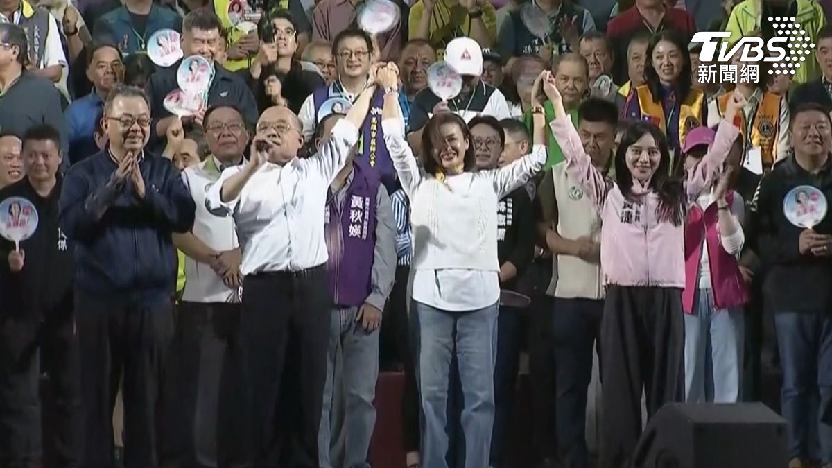 立委邱議瑩今天下午在高雄鳳山舉辦首場大型造勢,喊話「準備好接棒陳其邁」,邀請蘇貞昌當神秘嘉賓(圖/TVBS)