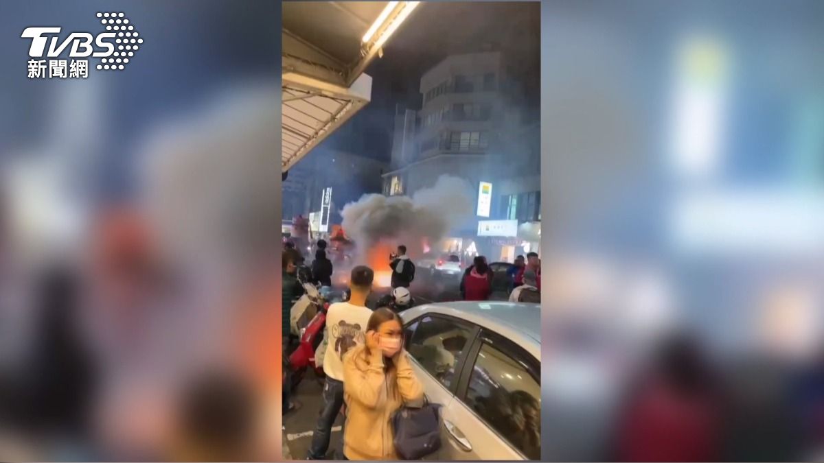 在人潮密集的一中街內施放煙火存在安全隱憂。(圖/畫面提供 老司放課後 KT GoGo)
