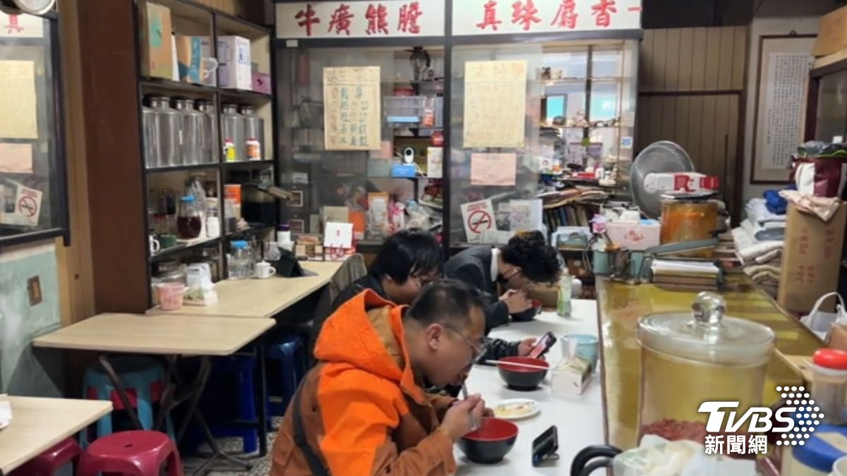 中藥店賣起羊肉麵和牛肉麵，吸引年輕人上門。（圖／TVBS）