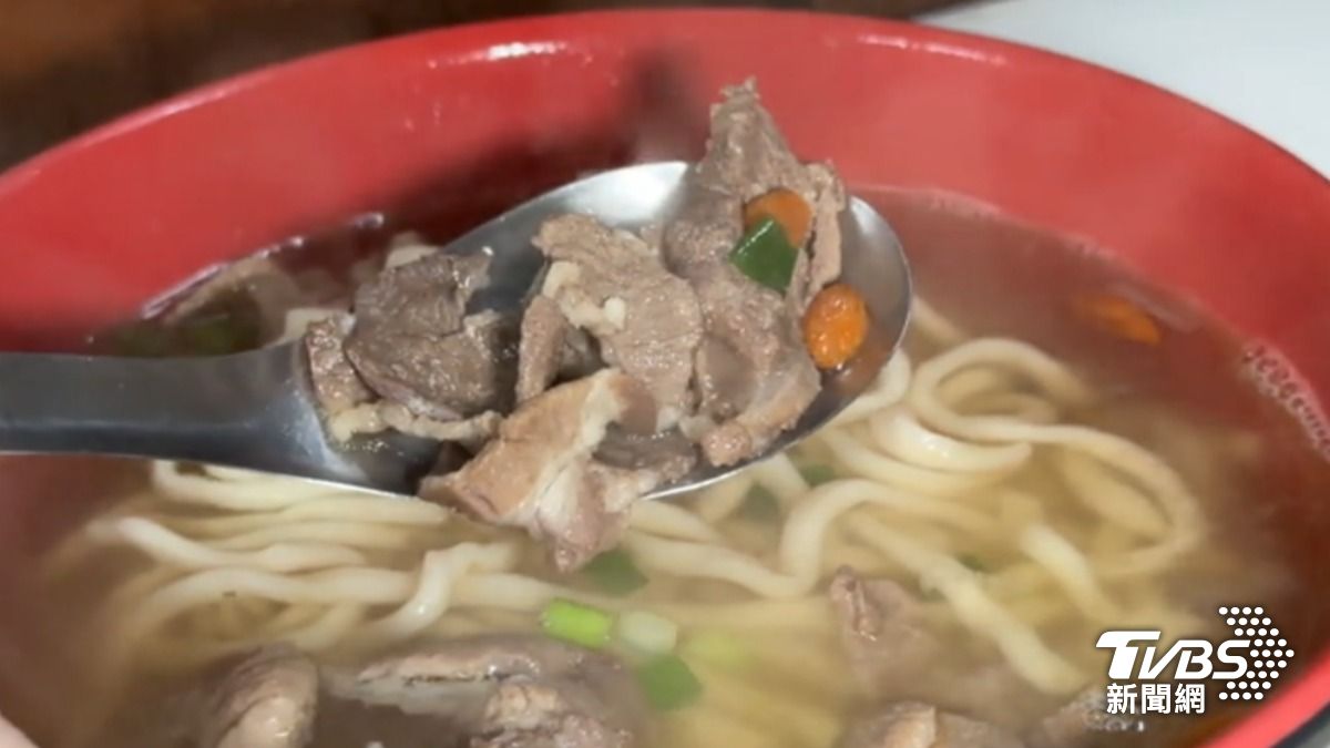 老字號中藥店賣的羊肉麵，用8種藥材熬湯。（圖／TVBS）