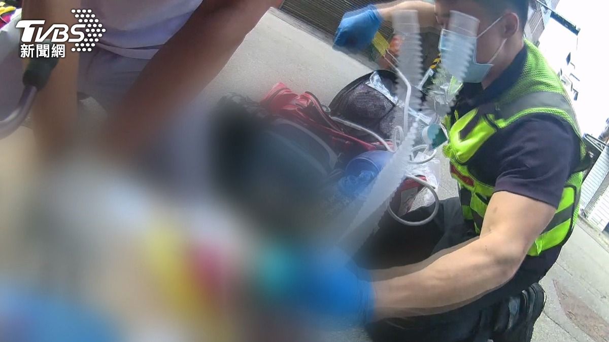「先生你壓得很好」57歲騎士心肌梗塞倒臥,熱心路人CPR救命關鍵曝。(圖/TVBS)