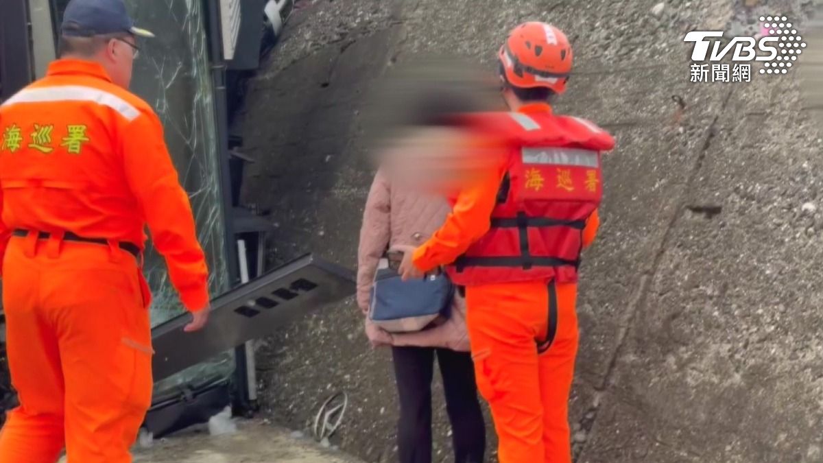 死者遺體卡吊車駕駛艙逾6hrs，家屬到場崩潰落淚，頻頻呼喊名字。（圖／TVBS）