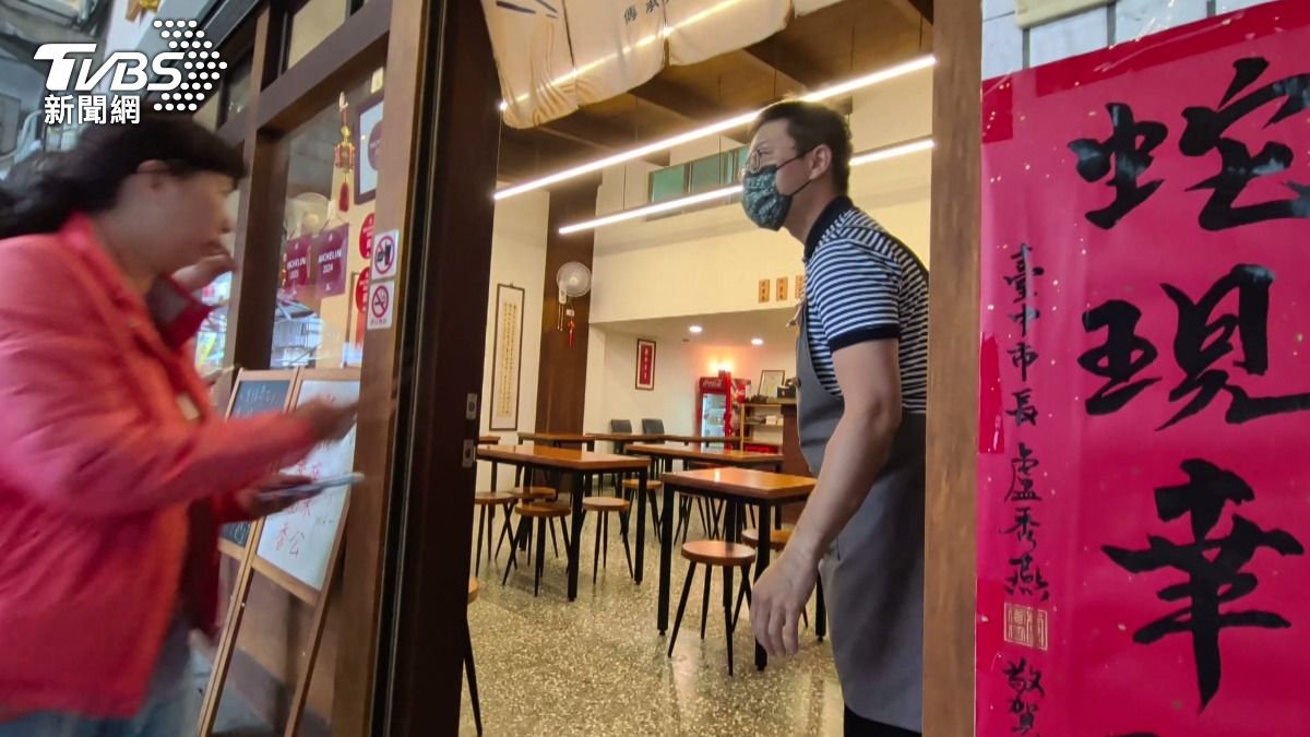 生意太好停車擾鄰!台中連5年必比登推薦麵館「暫熄燈」。(圖/TVBS)