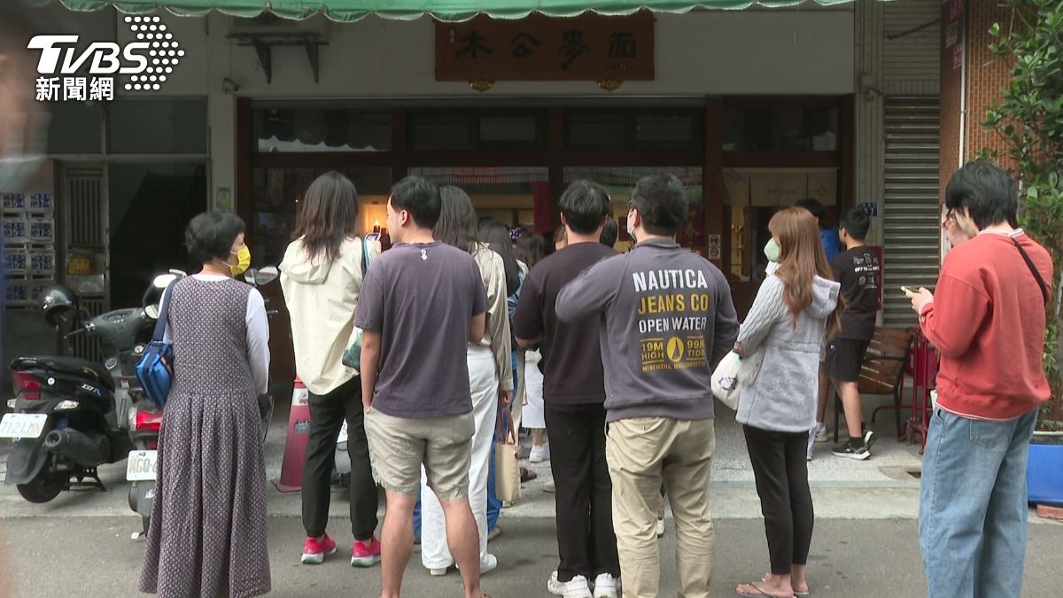 麵店宣布於11月底結束營業,引發顧客排隊搶吃最後一碗。(圖/TVBS)