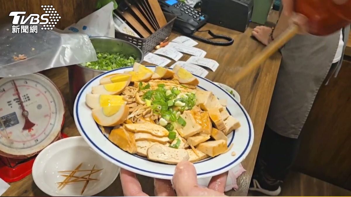 顧客表示,這家店的滷味特別回味,即使不吃麵也會特地來買滷味。(圖/TVBS)
