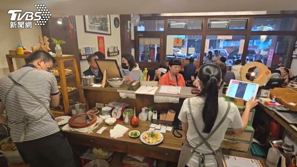 這間麵館是因為生意太好而造成周邊問題,對鄰里感到抱歉,找更好的新地點。(圖/TVBS)