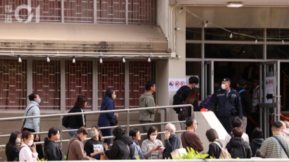 廣福社區安排居民及家屬翻看照片辨認失聯者。(圖/香港01)