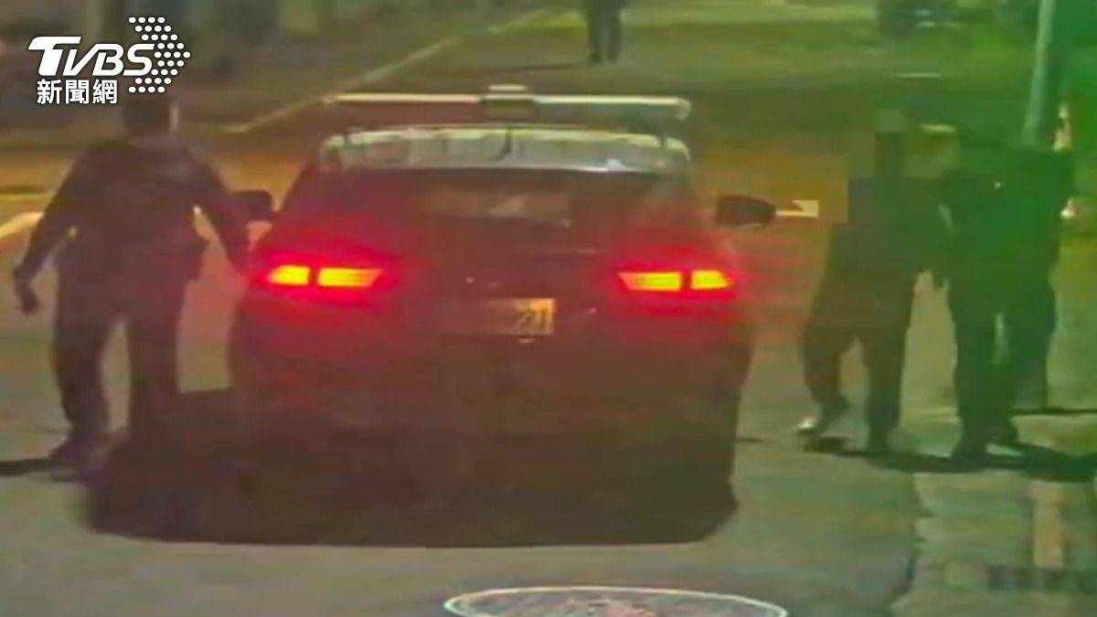 警方將兩名何姓男子逮捕。(圖/TVBS)