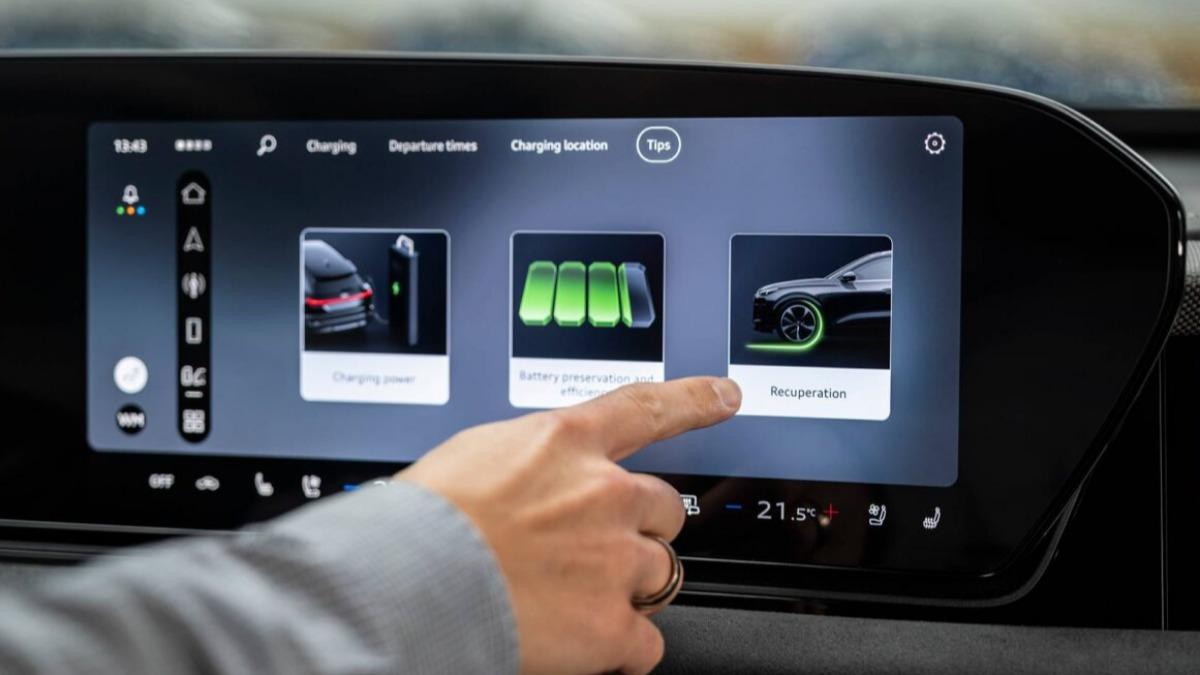 Audi新版UI使用者介面將圖示減少,整體使用介面更為清晰。(圖/Audi提供)