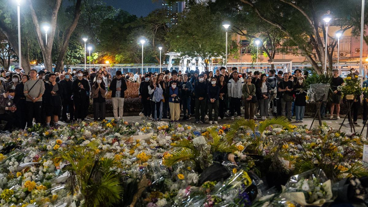 香港宏福苑大火增至146,港民淚崩獻花。(圖片 / 達志影像美聯社)