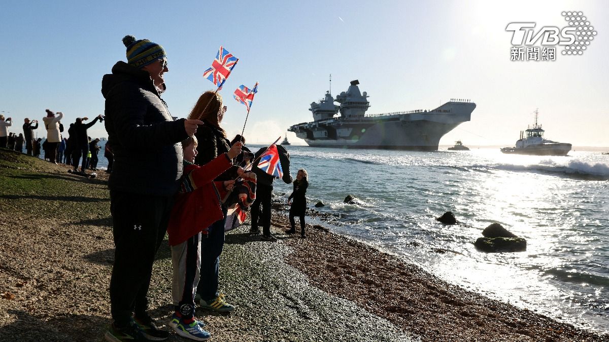 由英國最先進航空母艦「威爾斯親王號」領軍的航艦打擊群返抵英國，朴茨茅斯軍港舉行盛大的海軍返國歡迎儀式。（圖／達志影像路透社）