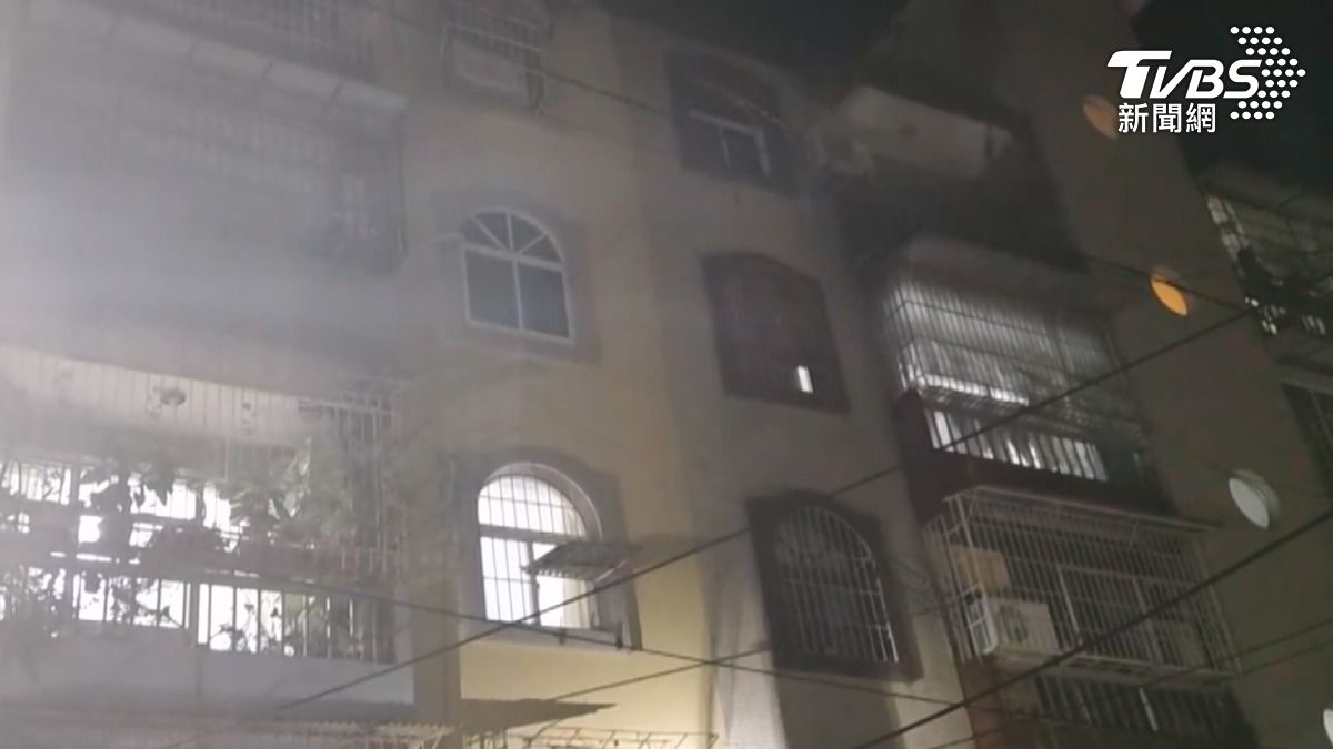 岡山老公寓深夜爆炸起火 居民抱寵物狗驚逃命