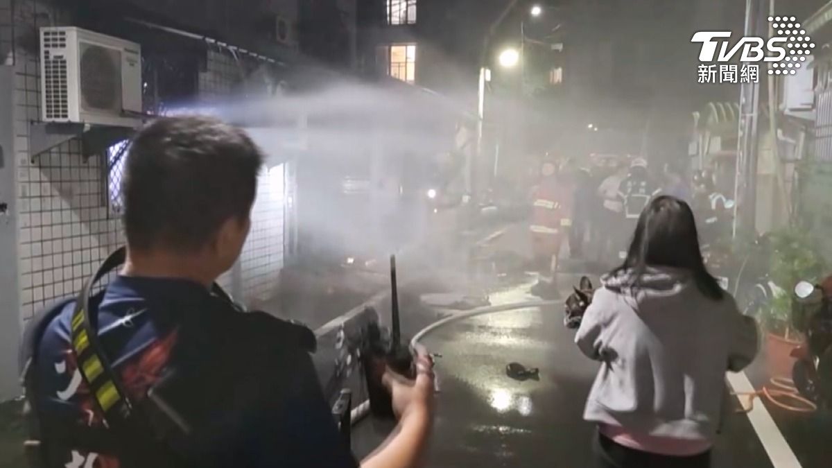 起火的一樓屋主家人逃生過程中一臉驚慌，抱著一同逃出的寵物狗。（圖／TVBS）