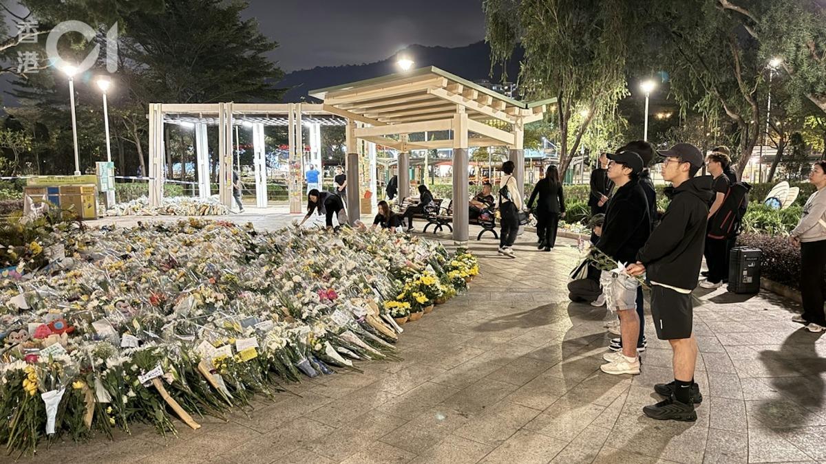 香港大火/全港多區花店免費提供花束 民安隊漏夜整理獻花場地