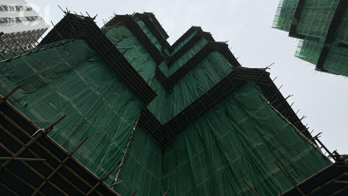 香港大火/安基苑維修同一顧問 承建商拒拆棚網