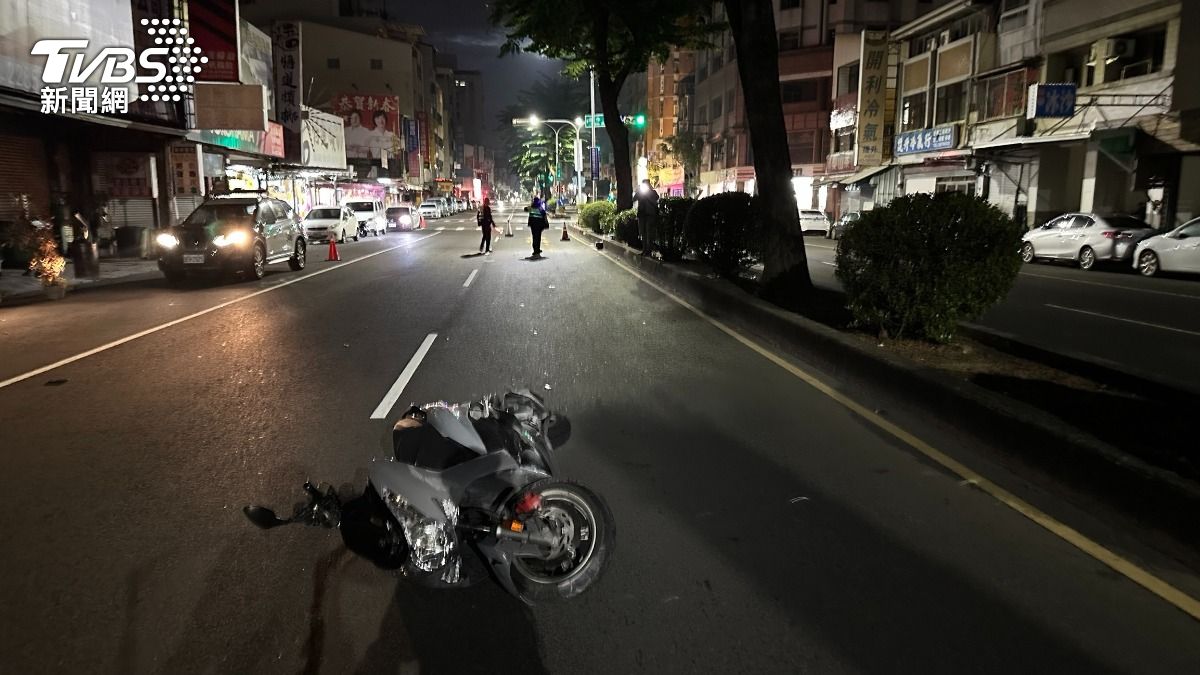 有片／台中16歲輟學少年「雙載自撞亡」　後座女崩潰無法筆錄