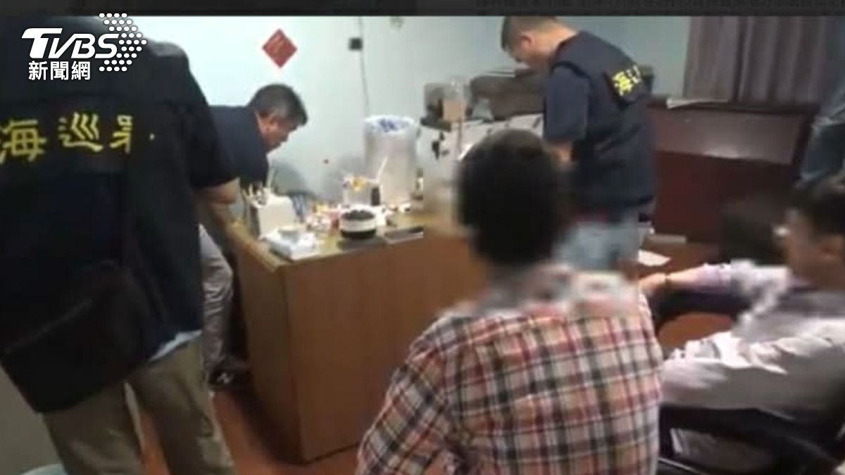 裝潢工人窩藏改造槍!「4發子彈全起出」,替友販毒賺外快。(圖/海巡署新竹查緝隊提供)