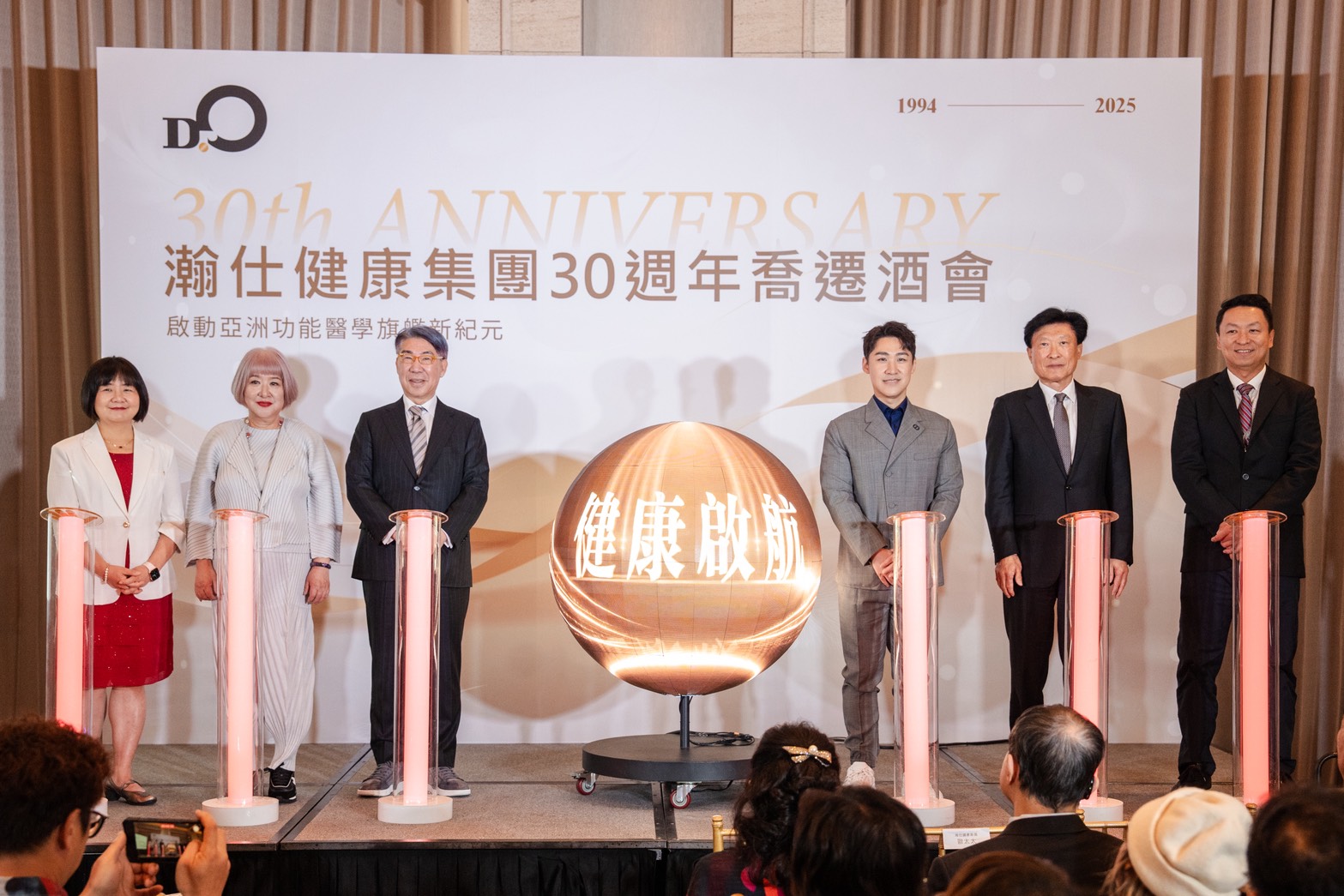 瀚仕健康集團啟動亞洲功能醫學旗艦新紀元 (左至右 瀚仕診所 林曉凌 院長 瀚仕健康集團創辦人 歐博士 夫婦 瀚仕健康集團執行長 歐瀚文 醫師 安法診所創辦人 王桂良院長 美商瀚仕國際 李訓志 執行董事)圖/瀚仕提供