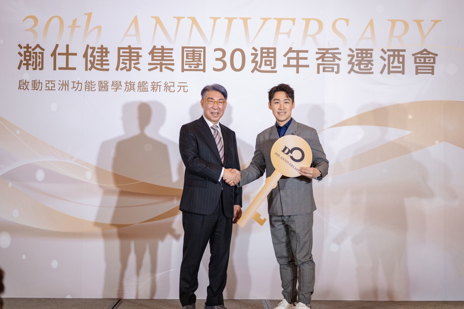 集團創辦人歐忠儒(左)與執行長歐瀚文(右)傳承儀式 圖/瀚仕提供