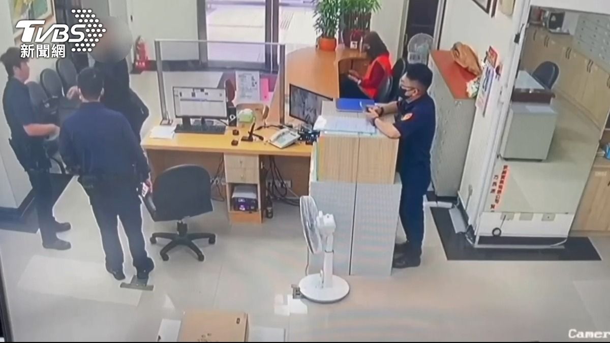 呂男毒駕到派出所向員警自首吸毒,並主動交付毒品。(圖/TVBS)