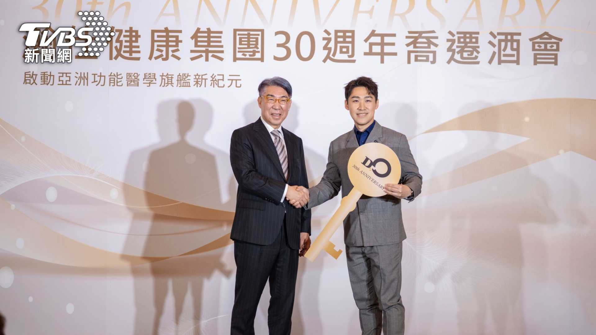 集團創辦人歐忠儒(左)與執行長歐瀚文(右)傳承儀式。(圖/瀚仕提供)