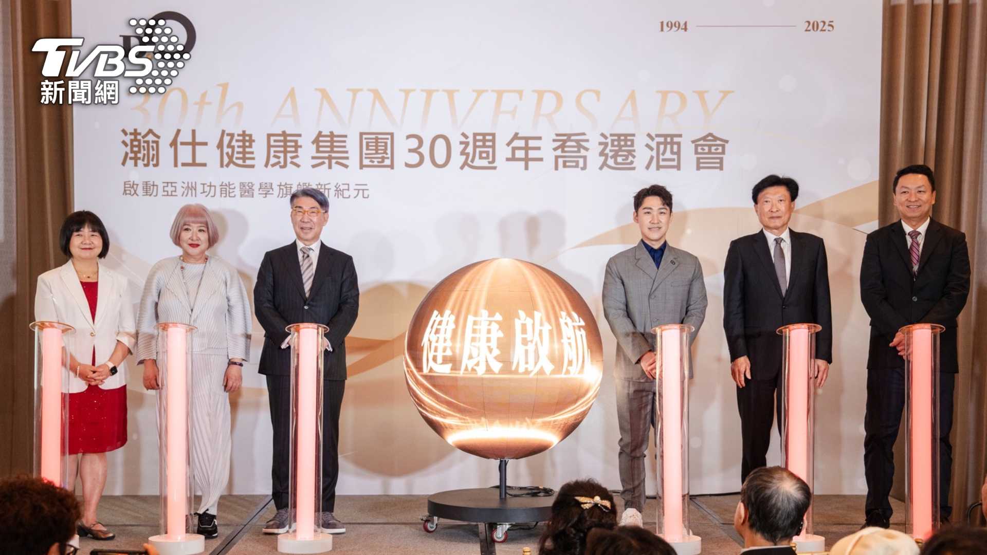 瀚仕健康集團30週年喬遷大直美福，記者會以白金視覺象徵純淨、榮耀與再進化，搭配小提琴演奏與傳承儀式，呈現瀚仕三十年來專注預防醫學、持續向國際邁進的品牌精神。(圖/瀚仕提供)