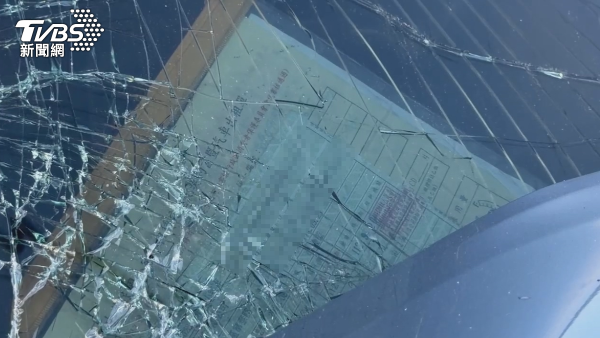 警消到場後發現車上空無一人，前擋風玻璃還放著租賃契約。（圖／TVBS）