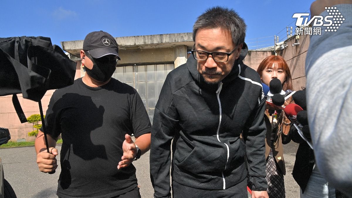 朱學恒出獄鞠躬。（圖／胡瑞麒攝）