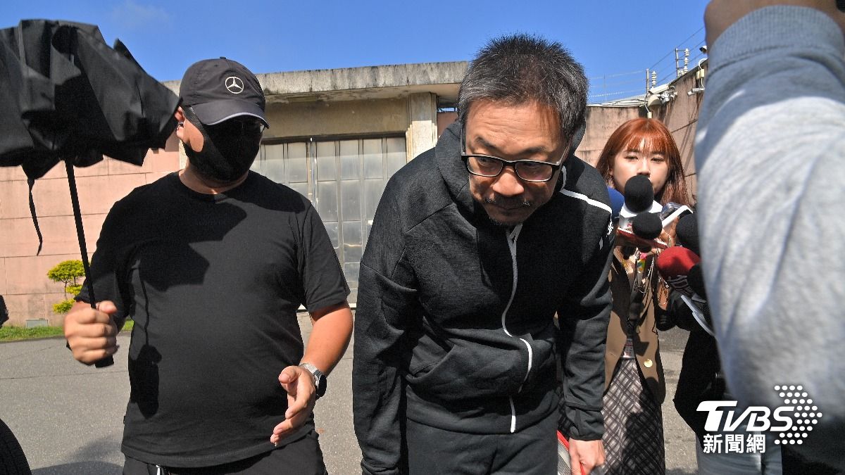 朱學恒出獄鞠躬。(圖/胡瑞麒攝)