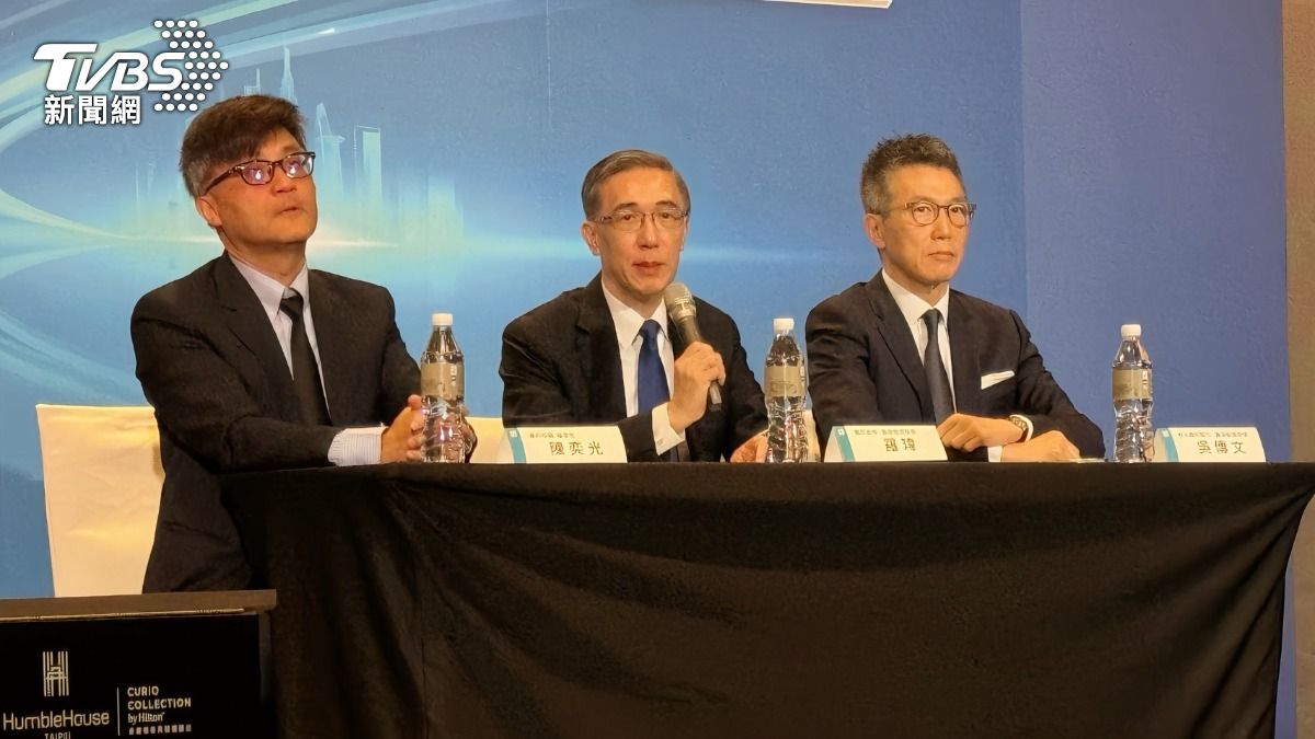 富邦投顧今（1）日舉行財經趨勢論壇記者會，左起為董事長陳奕光、首席經濟學家羅瑋、北富銀資深副總吳傳文。（圖／謝佩穎攝）