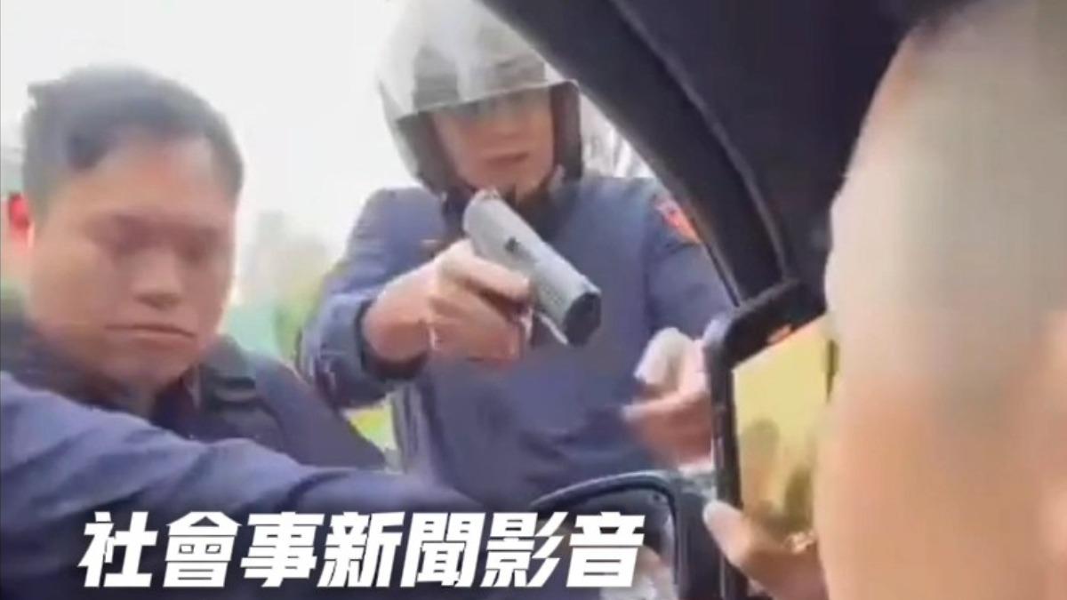 警拔槍喝斥駕駛下車。(圖/翻攝社會事新聞影音)