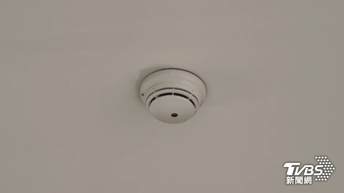 遠百信義A13說明,是櫃位偵煙感知器故障,導致鐵捲門、警報器啟動。(圖/TVBS)