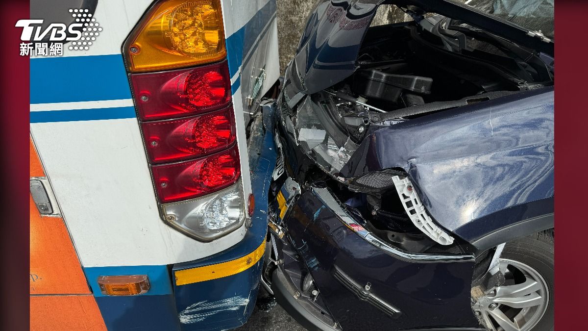 警車不慎追撞暫停在路邊的公車，所幸未釀成傷亡。（圖／TVBS）