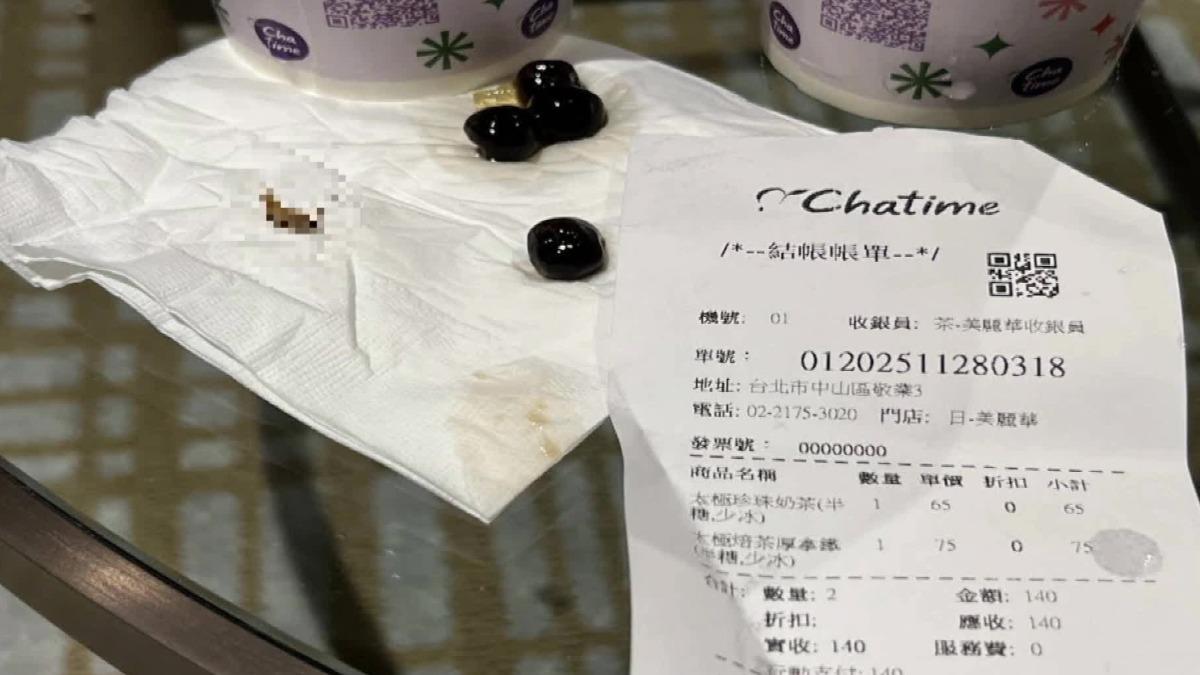 消費者表示購買日出茶太珍奶時，發現裡頭有一整隻蟑螂，氣得上google評論留言，給一星負評。（圖／翻攝google評論）