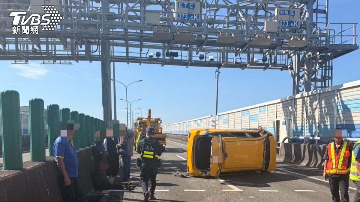 快訊/國1漁港高架事故!聯結車撞翻小黃 駕駛+3乘客送醫