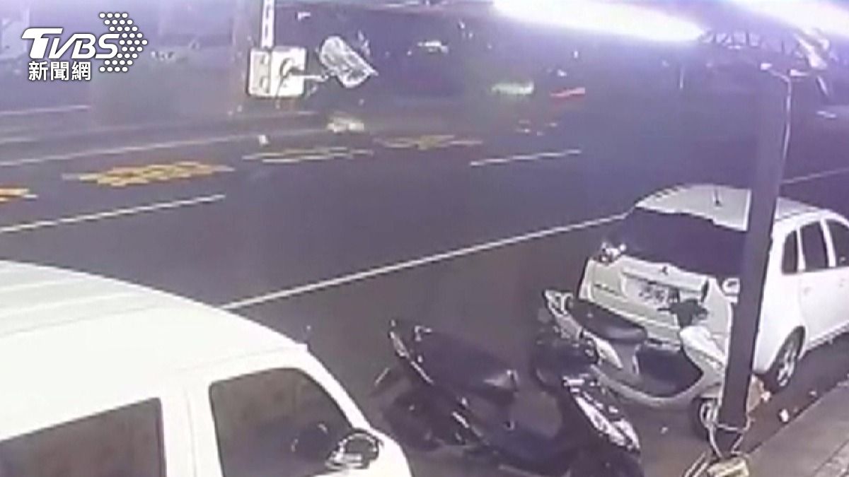 16歲少年借車　載女高中生　撞分隔島釀1死。(圖／TVBS)
